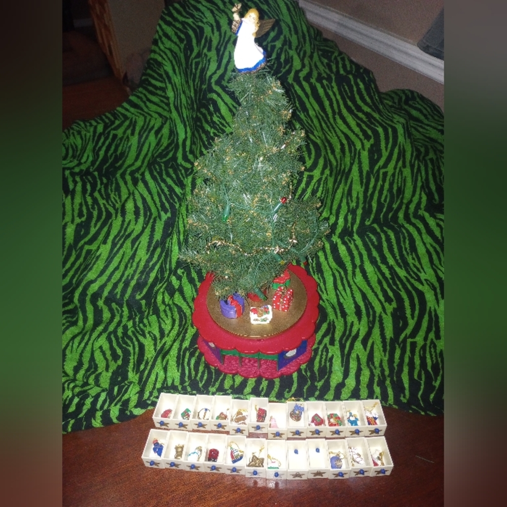 Avon Vintage Christmas Tree Advent Calendar